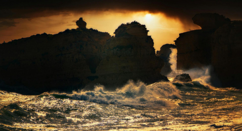 Sicilia nella Morsa del Ciclone Ulrike: Mareggiate, Chiusure e Disagi